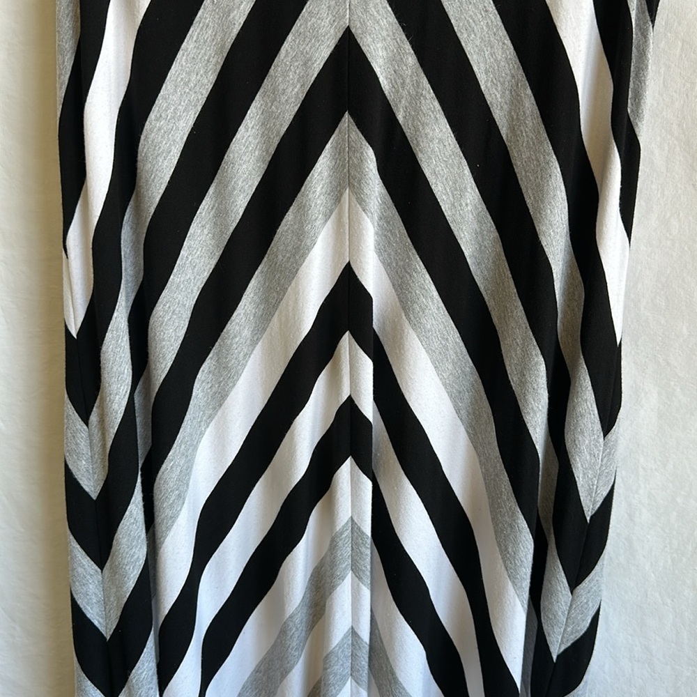 Chico’s black, white, and gray chevron-striped high-low maxi dress, size 3 (16) - Picture 4 of 11